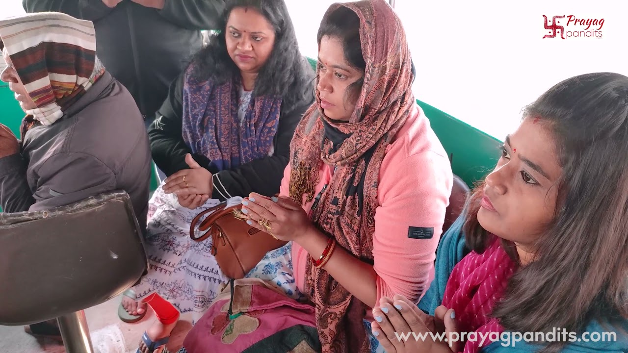 Pilgrims from Orissa performing Asthi Visarjan in Prayagraj Triveni Sangam | Prayag Pandits