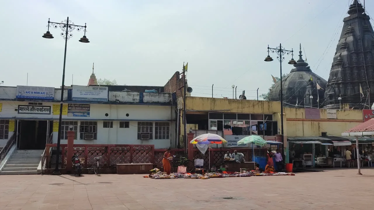 Real exterior view of Vishnupad Temple in Gaya