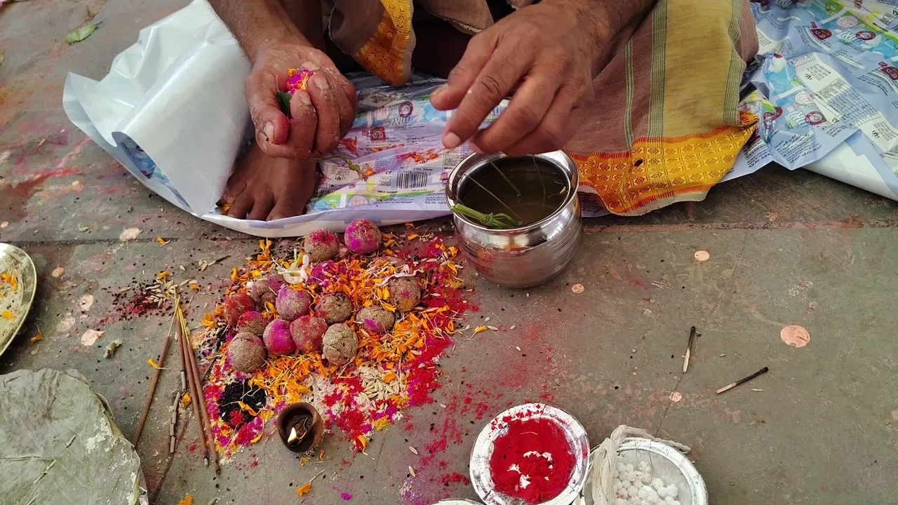 Real Pind Daan offerings prepared with flowers, sesame, pindas and a ritual water vessel