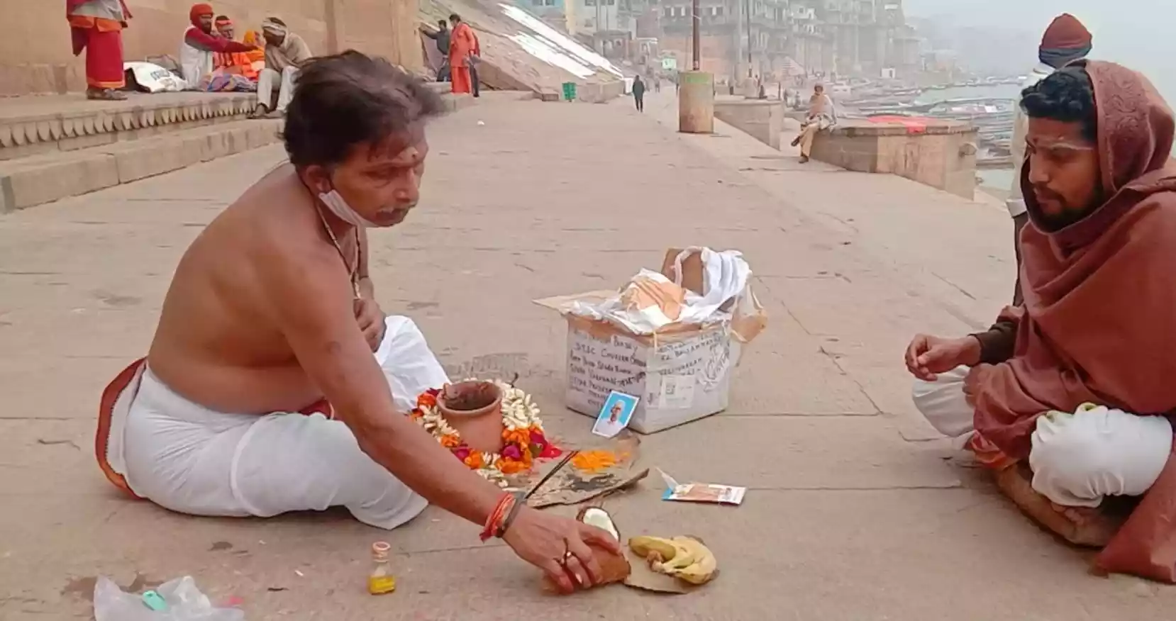 Image of pratinidhi performing online asthi visarjan poojan in varanasi