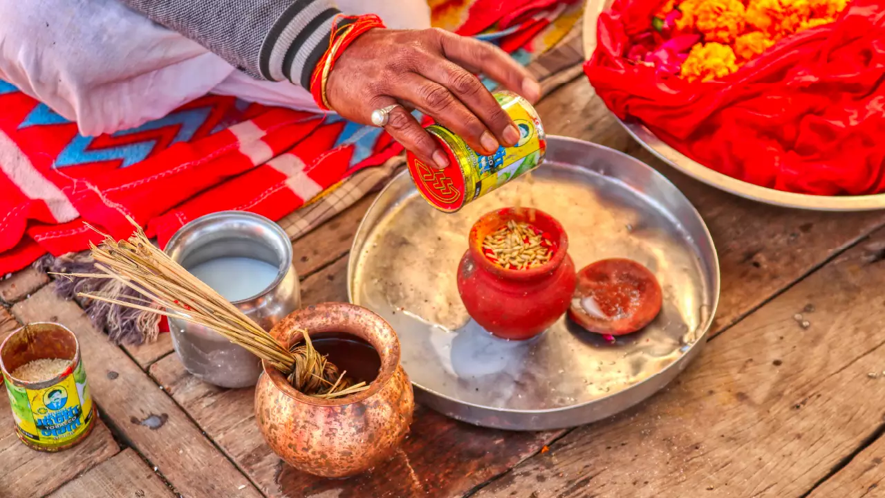 அஸ்தி பூஜை செய்யும் பண்டிதர்