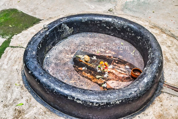 Image of pind daan done at pretshila, gaya, bihar