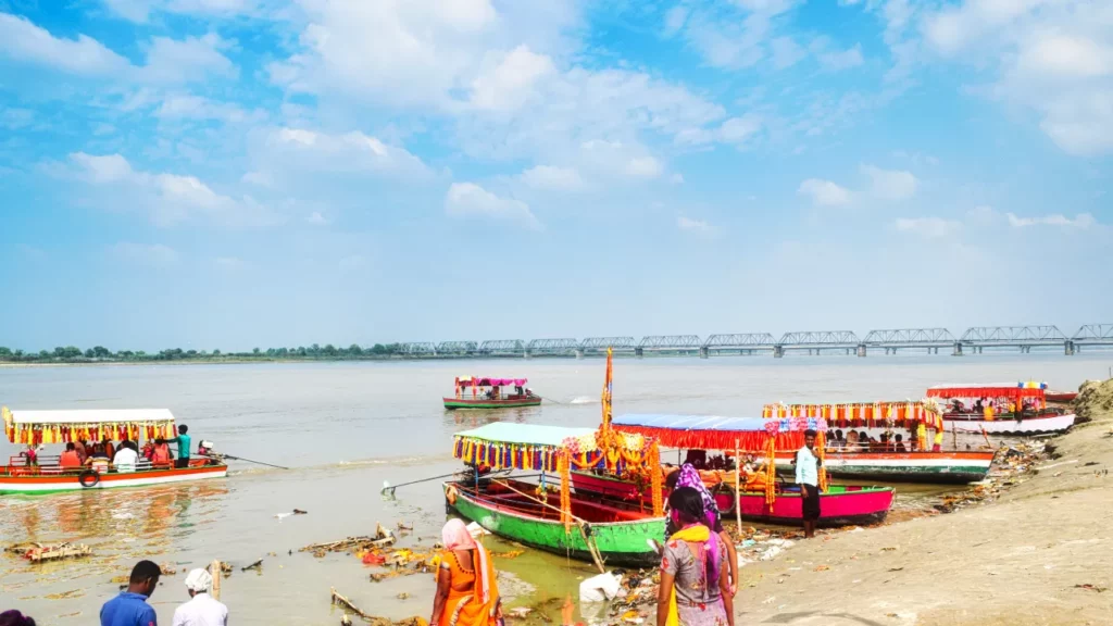 The steps of Ram ki Paidi on the Saryu in daylight
