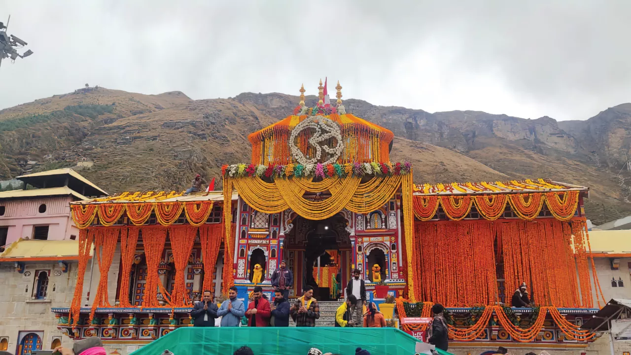 The Badrinath temple below the Neelkanth peak