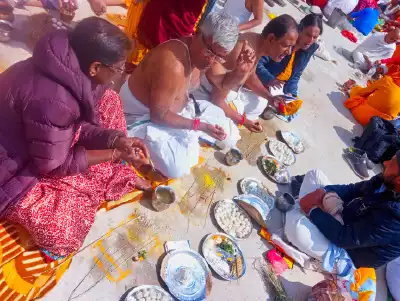 Pandit performing Pind Daan ritual at Brahma Kapal Badrinath