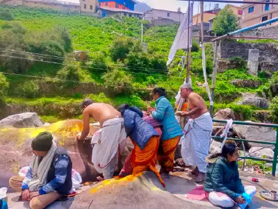 Pind Daan ritual with sesame seeds and barley at Brahma Kapal