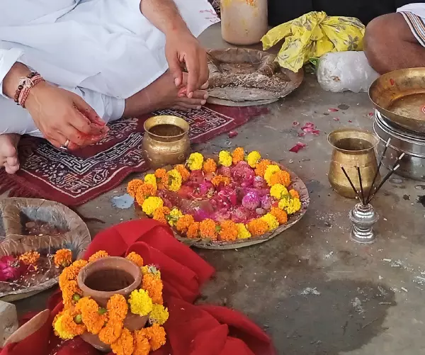 Asthi Visarjan for Brahmins at Triveni Sangam Prayagraj — Brahmin pandit performing Vedic ceremony