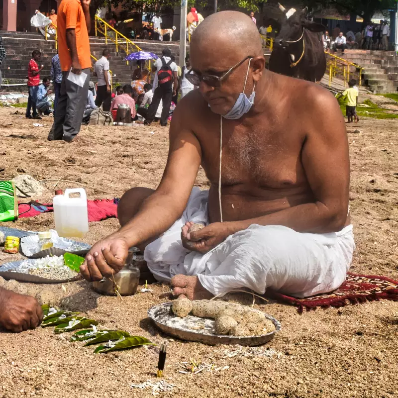 Odia pilgrims performing ancestral rites with a purohit
