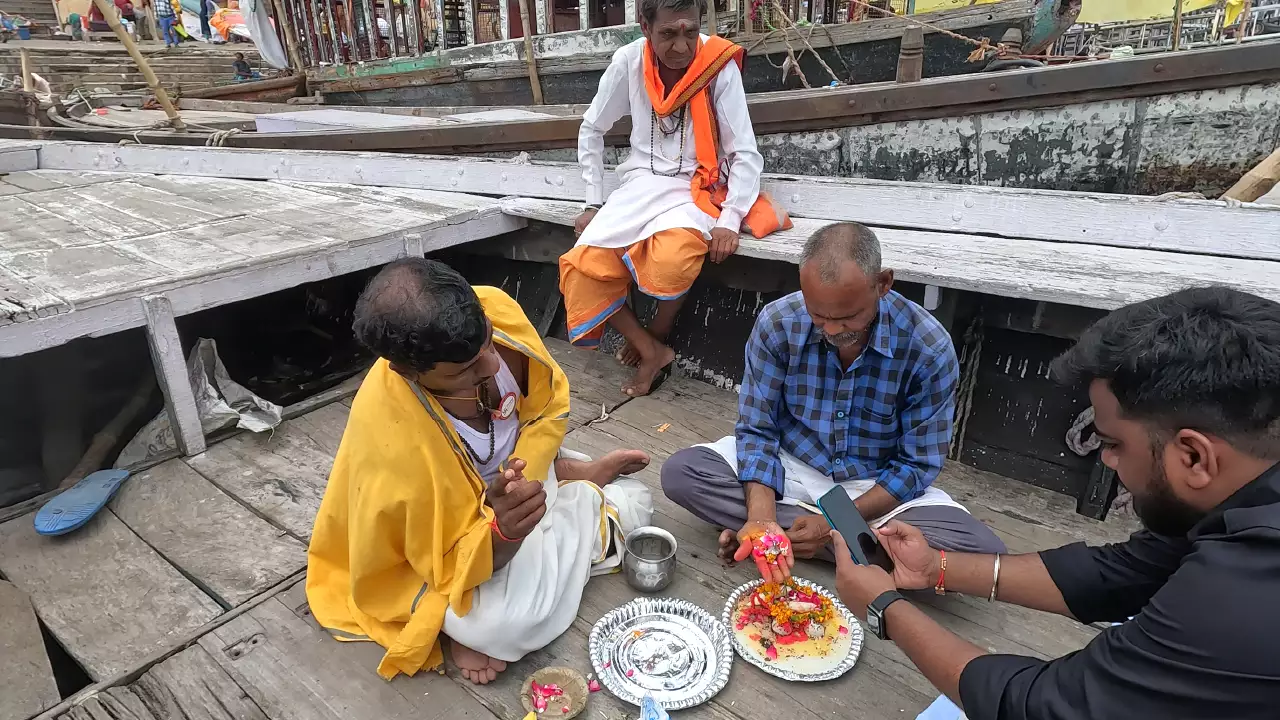 Photo of Pandit ji & Pratinidhi performing online pind daan for a devotee