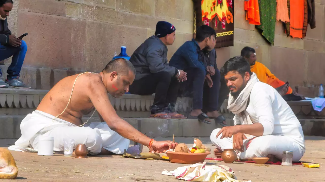 Online Pind Daan in Varanasi 2026 ceremony booked through Prayag Pandits at Ganga ghat