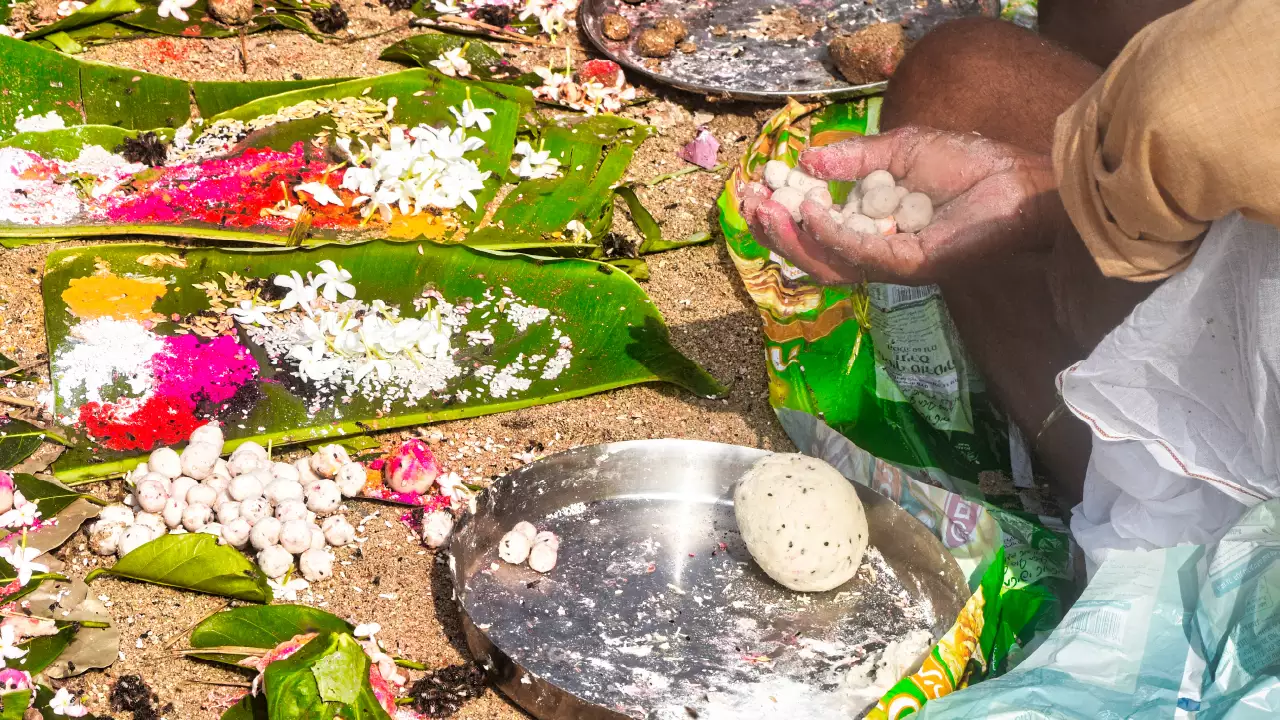 தந்தைக்காக கயாவில் சிராத்தம் செய்யும் பக்தர்