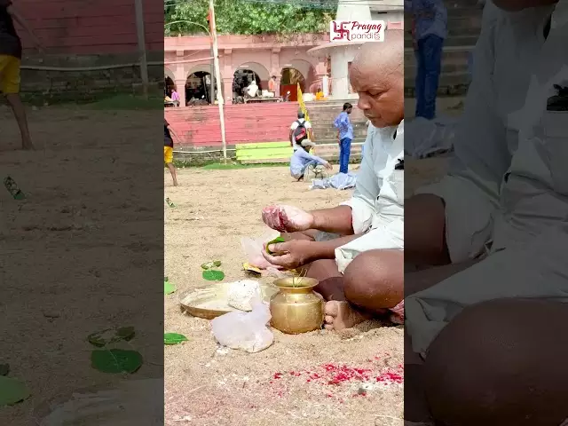 கயாவில் இணையவழி பிண்டதானத்திற்கான அர்ப்பணிப்புகளைத் தயாரிக்கும் பண்டிதர்