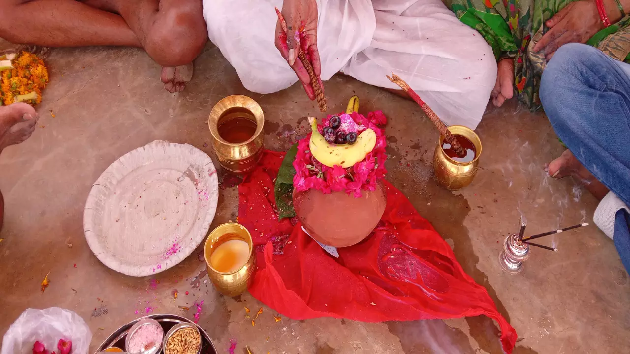 Pithru Tharpanam water offering ritual at the river ghat