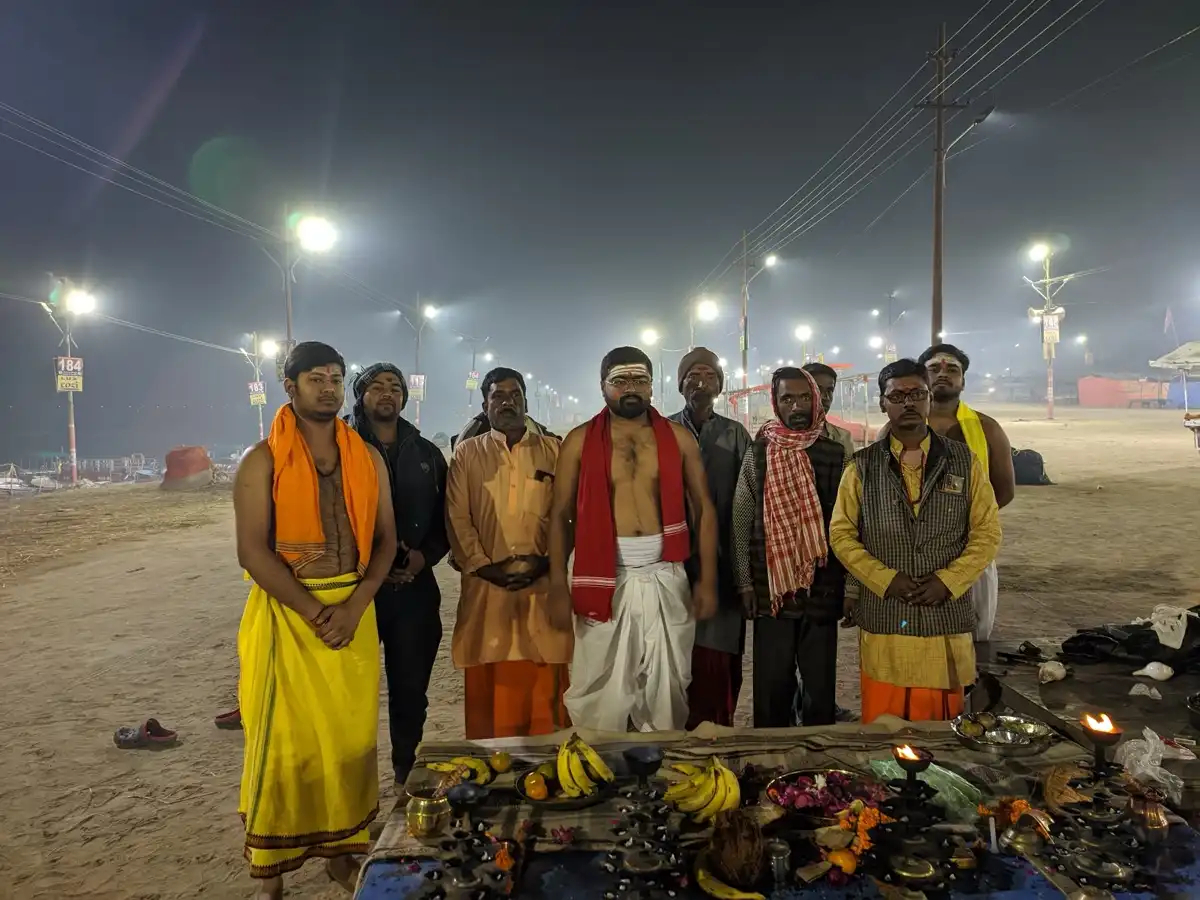 Prayag Pandits performing a puja at the Triveni Sangam ghat